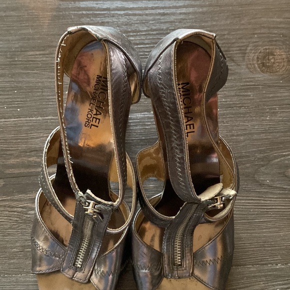 Michael Kors T-Strap Zip Heel Sz 8.5 - Chrome Metallic - Picture 4 of 7